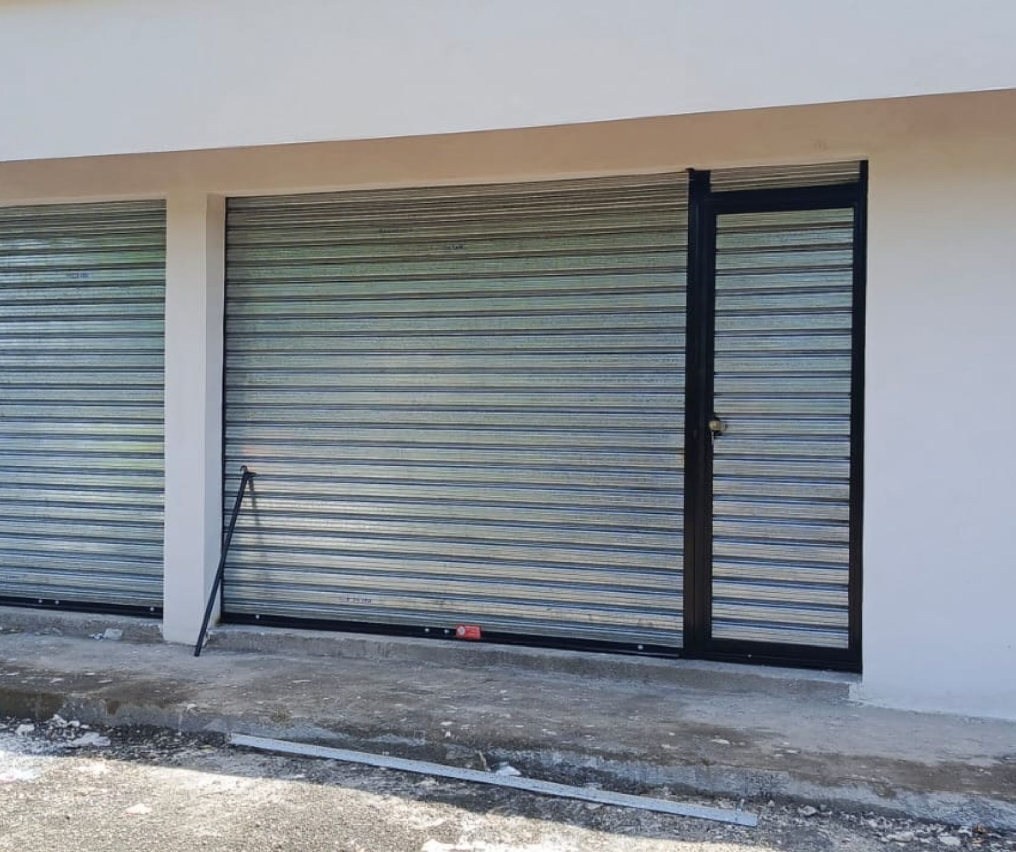 CORTINA METALICA CON PUERTA PEATONAL